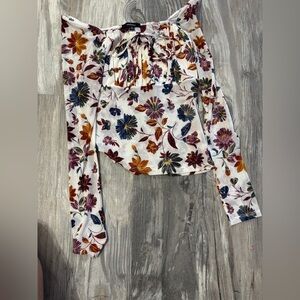 Flowered blouse mesh sleeves